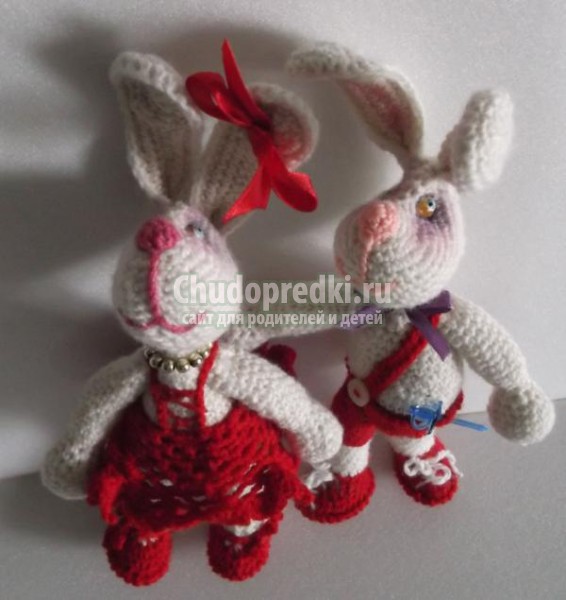 вязаные игрушки крючком. Зайцы