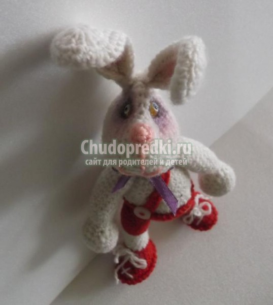 вязаные игрушки крючком. Зайцы