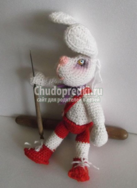 вязаные игрушки крючком. Зайцы