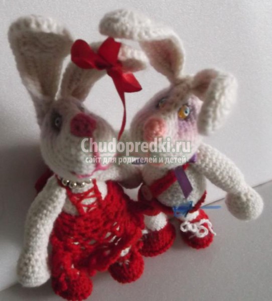 вязаные игрушки крючком. Зайцы