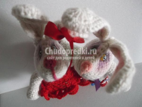 вязаные игрушки крючком. Зайцы