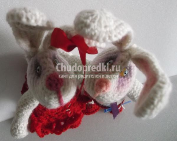 вязаные игрушки крючком. Зайцы