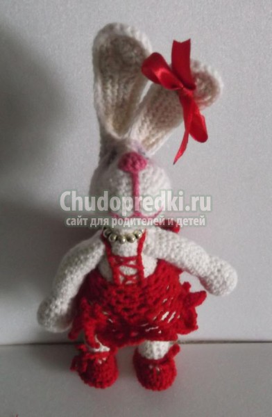 вязаные игрушки крючком. Зайцы