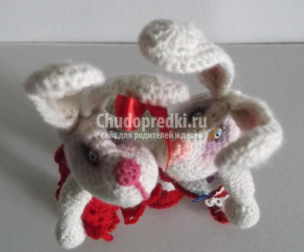 вязаные игрушки крючком. Зайцы