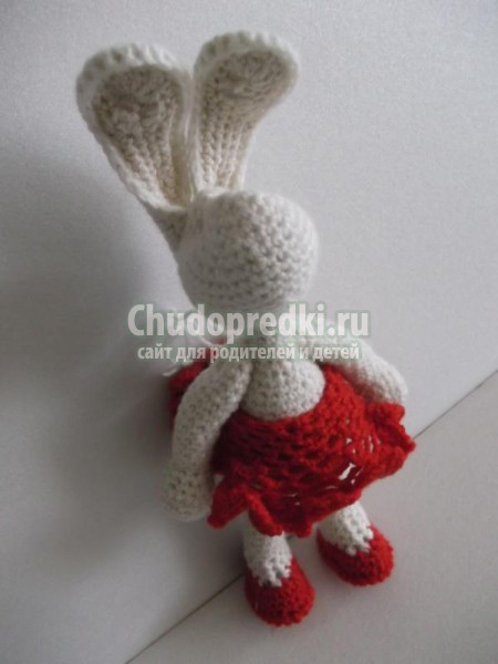 вязаные игрушки крючком. Зайцы