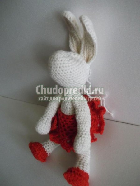вязаные игрушки крючком. Зайцы