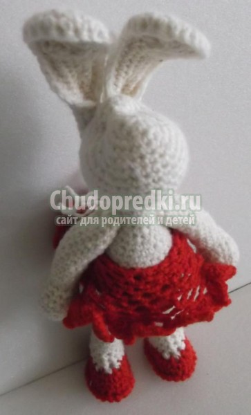 вязаные игрушки крючком. Зайцы