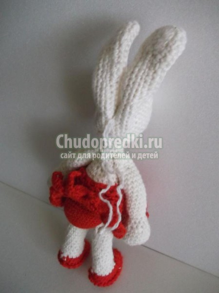 вязаные игрушки крючком. Зайцы