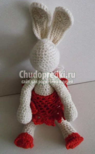 вязаные игрушки крючком. Зайцы