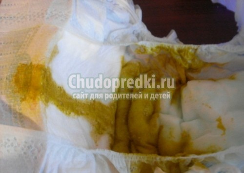 Стул у грудничка