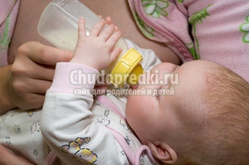 Стул у грудничка