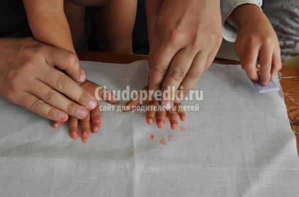 декор полотенца отпечатками ладошек