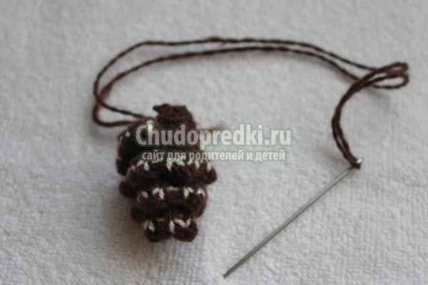 вязаные елочные игрушки. Сосновые шишки
