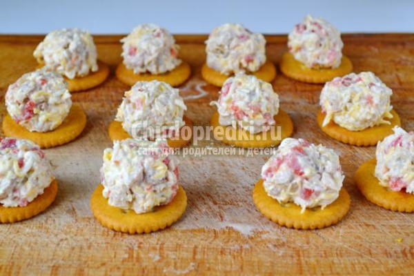 крекеры с салатом из курицы к Новому году