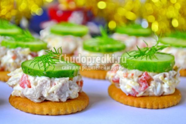 крекеры с салатом из курицы к Новому году