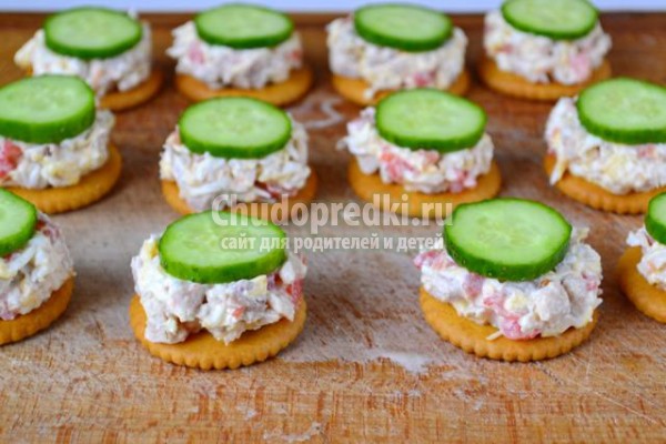 крекеры с салатом из курицы к Новому году
