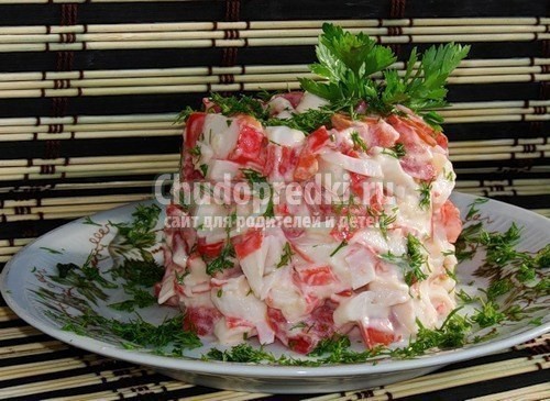 Салат помидоры с крабовыми палочками
