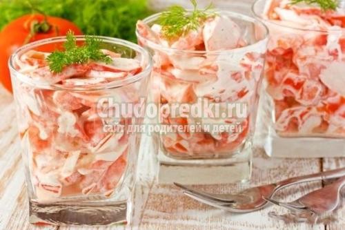 Салат помидоры с крабовыми палочками