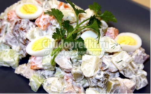 Рецепт салата с копченой курицей
