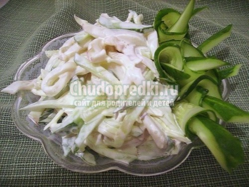 Салат из кальмаров с огурцом