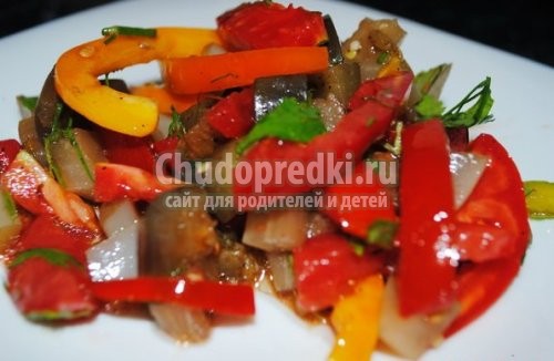 Теплый салат с баклажанами