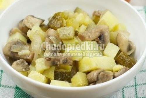 Салат с огурцами и грибами