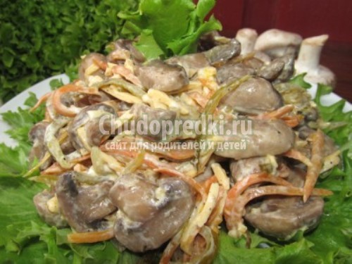 Салат с огурцами и грибами