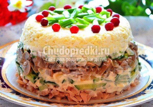 Слоеный салат с курицей