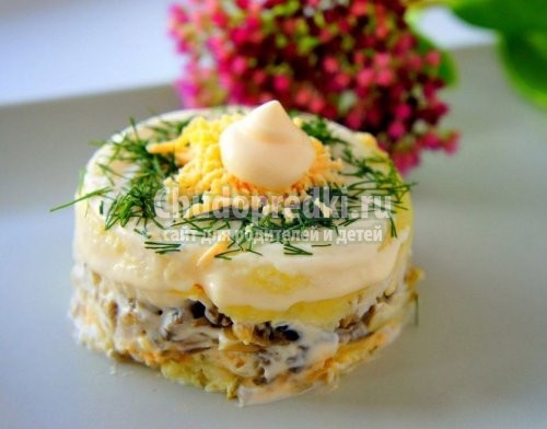 Слоеный салат с курицей