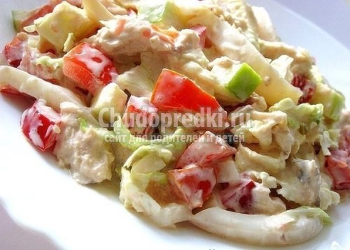 Салат с курицей и помидорами
