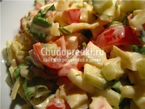 Салат с курицей и помидорами