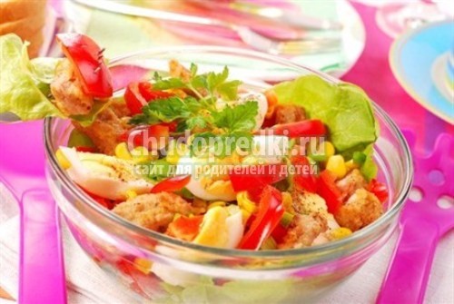 Салат с курицей и помидорами