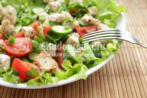 Салат с курицей и помидорами