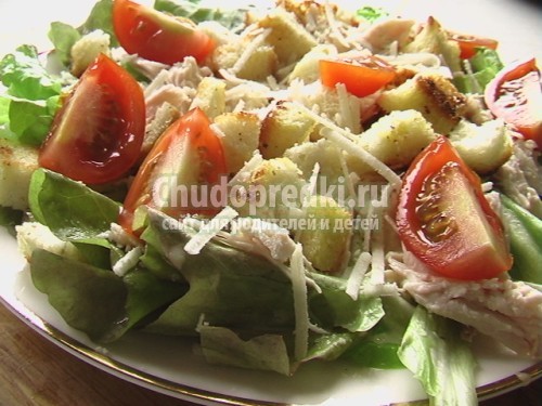 Салат с курицей и помидорами