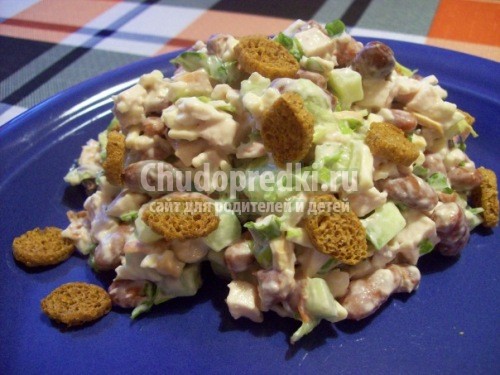 Салат с фасолью и курицей