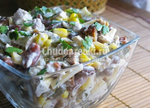 Салат с фасолью и курицей