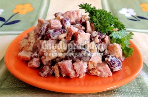 Салат с фасолью и курицей