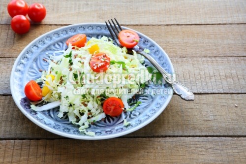 Салат из пекинской капусты.