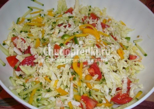 Салат из пекинской капусты.