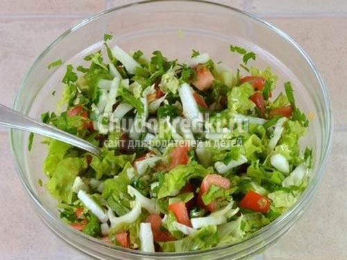 Салат из пекинской капусты.