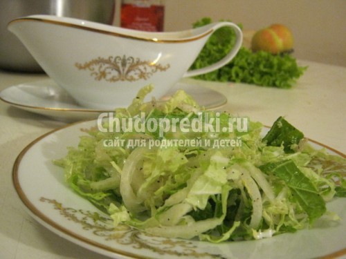Салат из пекинской капусты.