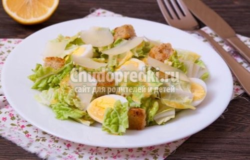 Салат из пекинской капусты.