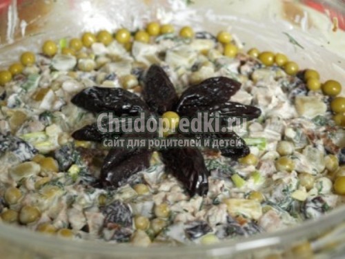 Салат с черносливом и курицей Салат с черносливом и курицей