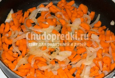 Тушеная морковь с луком
