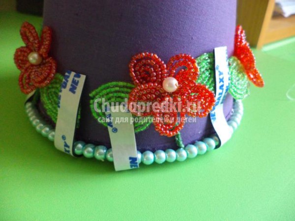 светильник, декорированный цветами из бисера