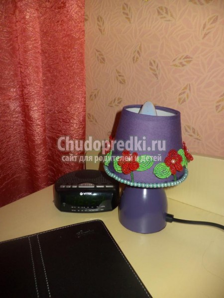 светильник, декорированный цветами из бисера