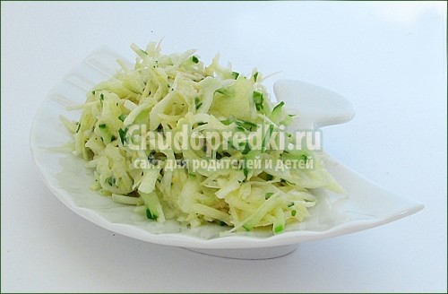 Салат из капусты с яблоками.