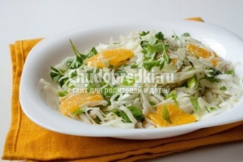 Салат из капусты с яблоками.