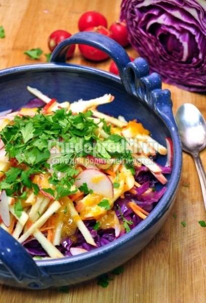 Салат из капусты с яблоками.