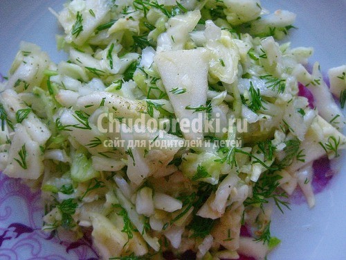 Салат из капусты с яблоками.